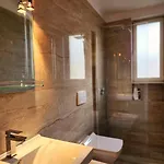 Toptani Deluxe Flat W 24h Check In Apartment