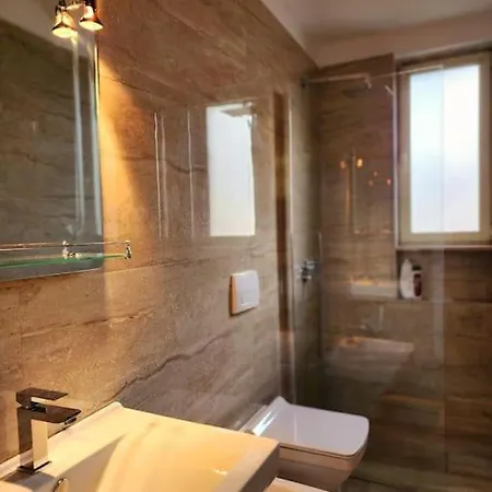 Toptani Deluxe Flat W 24h Check In Apartmán